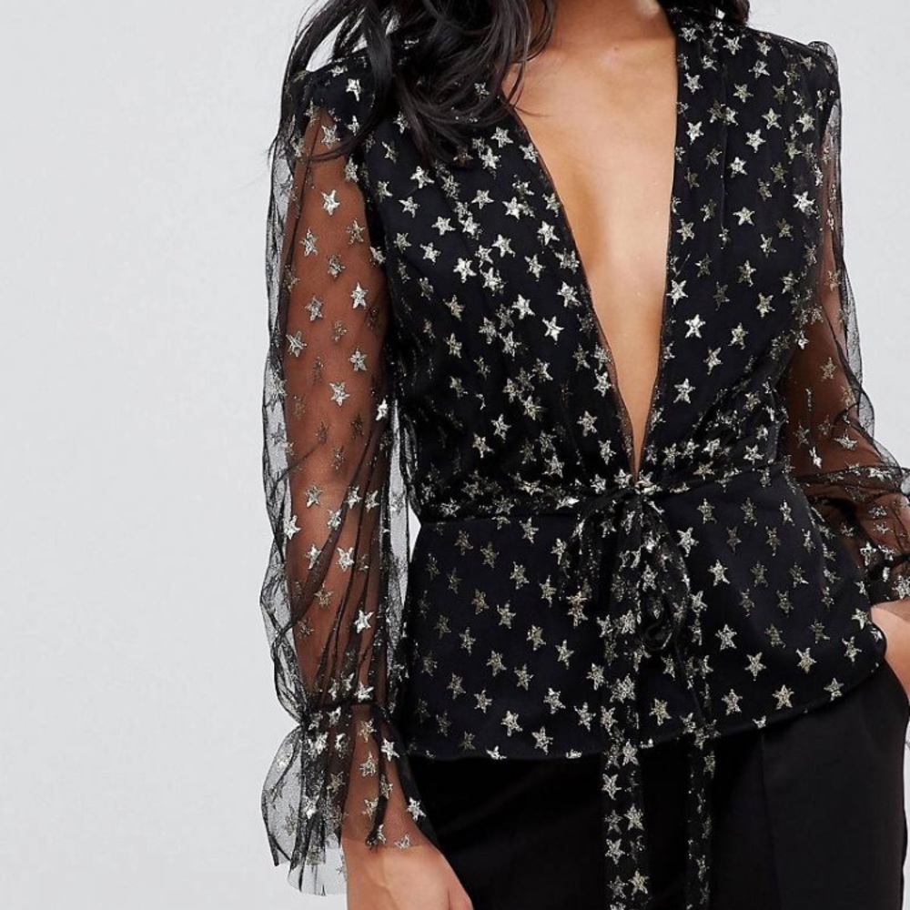 🆕 NEVER WORN Sheer long sleeve with gold 🌟 MD